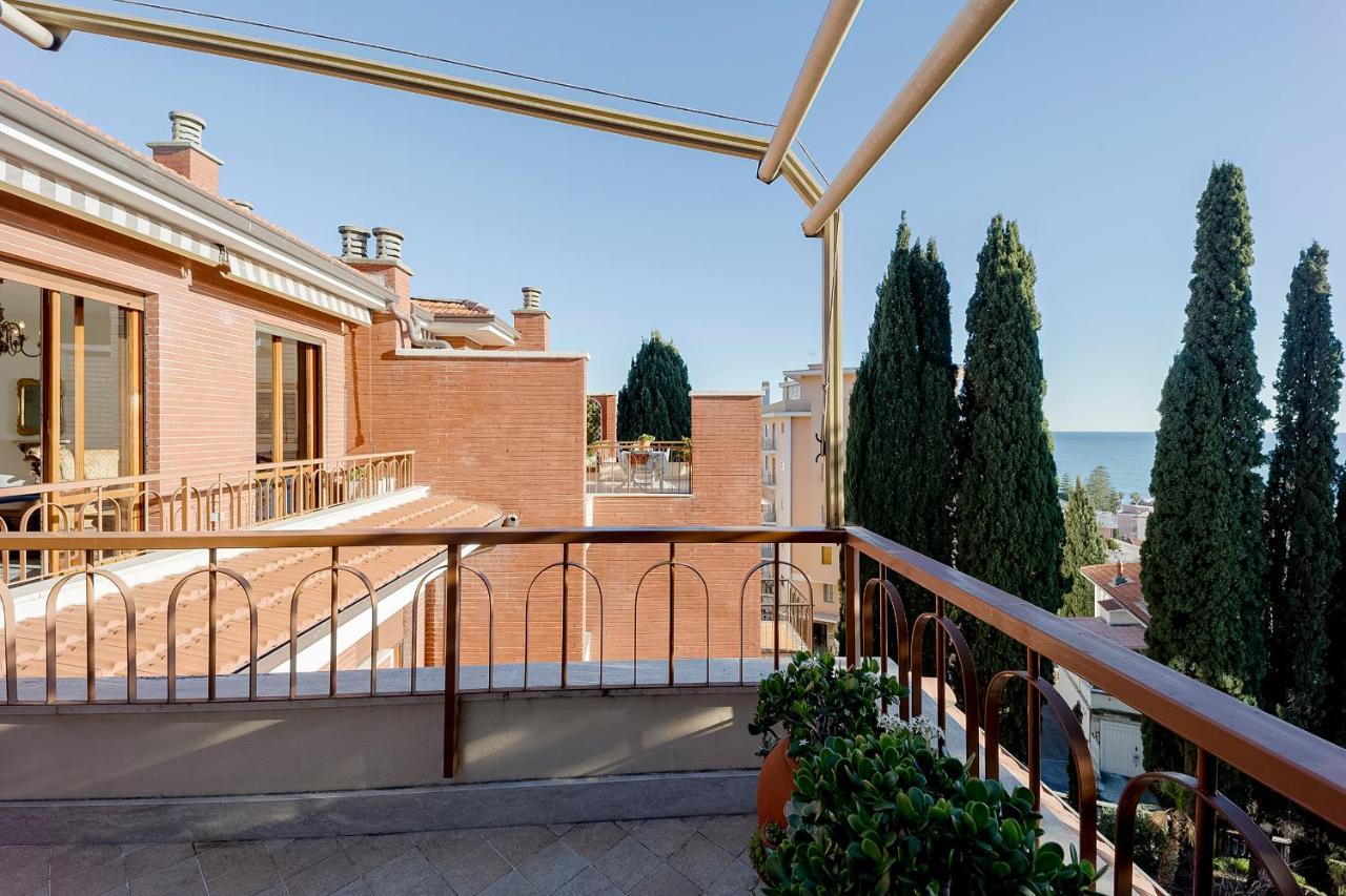 Portosole Attic - With Terrace And Private Parking Daire Sanremo Dış mekan fotoğraf